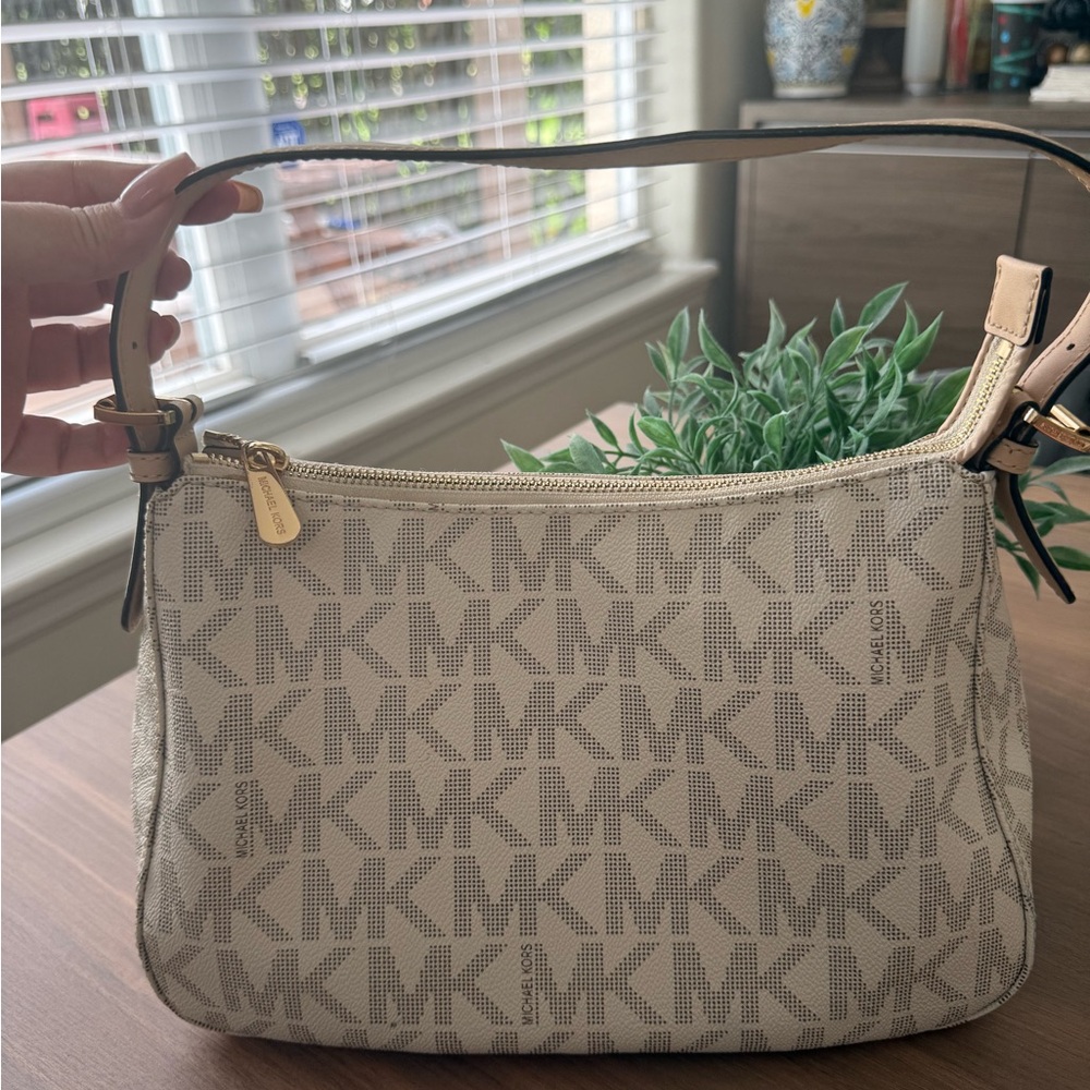 EUC Michael Kors Cream Shoulder Bag with Monogram Design